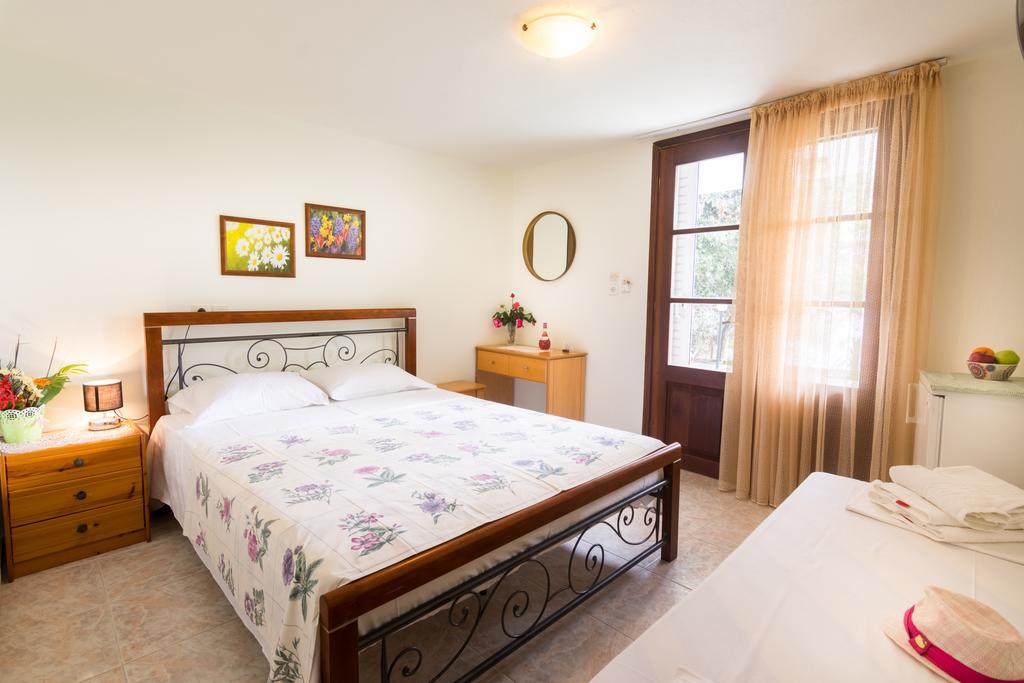 Pension Giannis Αdults Only Койнира Екстериор снимка